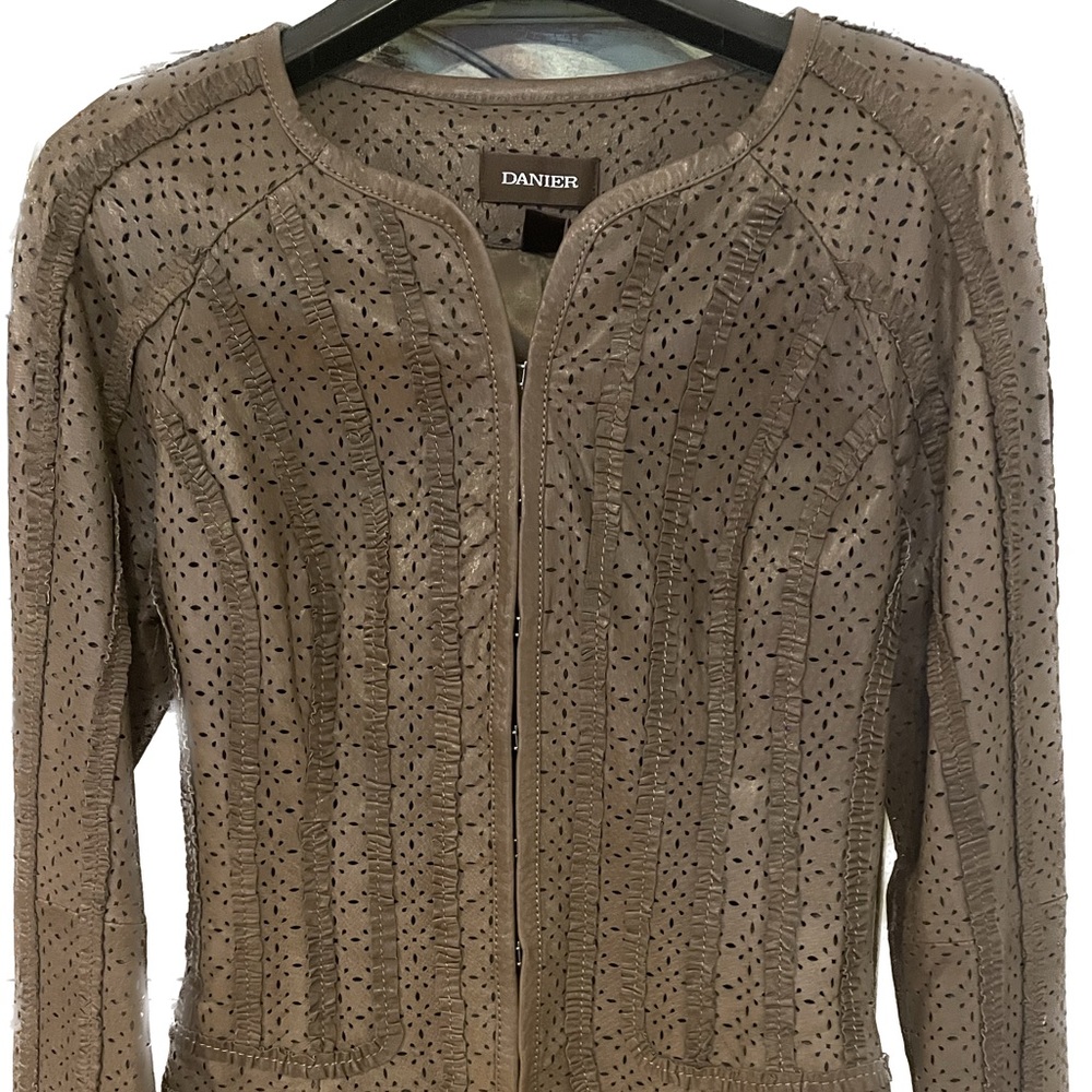 Cute Danier soft leather jacket extremely flattering